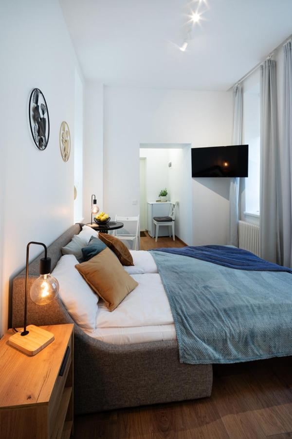 Kalnina Street Studio Apartment Riga Bagian luar foto