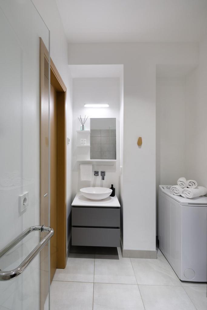Kalnina Street Studio Apartment Riga Bagian luar foto